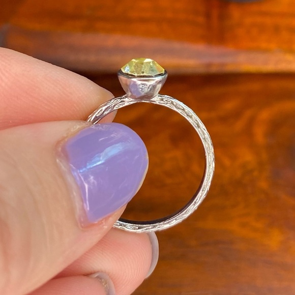 Silver-Tone Hammered Band Ring w/ Yellow-Green Crystal Rhinestone – Size 8 - Picture 8 of 10